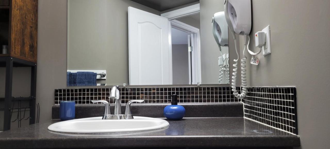 Blue Wave 2 Bedroom Suite Саскатун Экстерьер фото